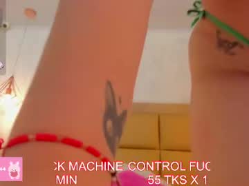 larsonmia — cam show live